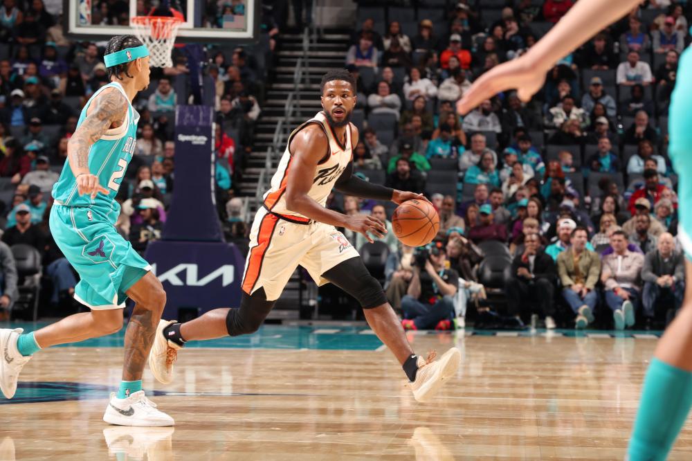 与另一名防 与另一名防